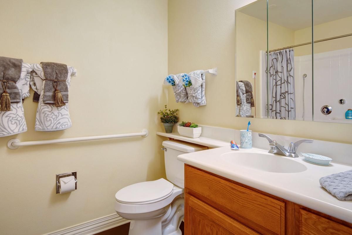 Sunrise of Henderson I model bathroom