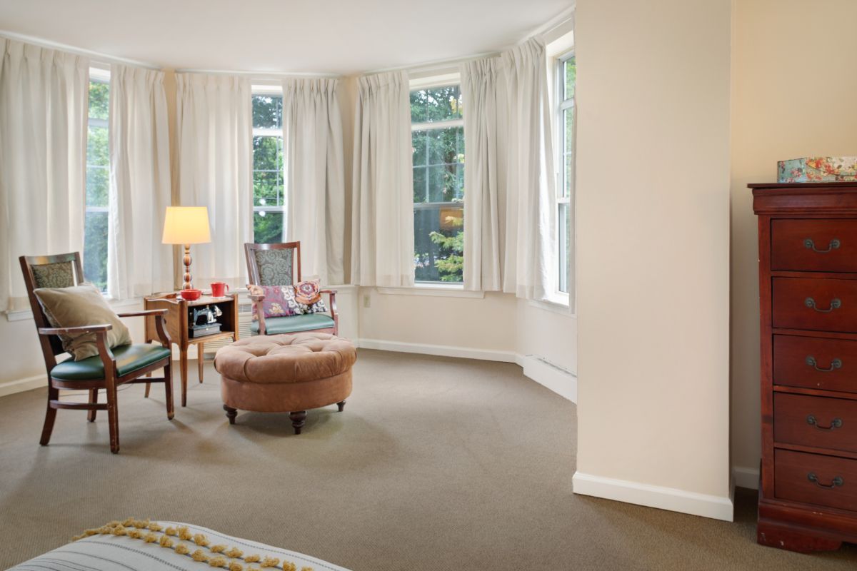 Suite Living Area | Sunrise of Plainview