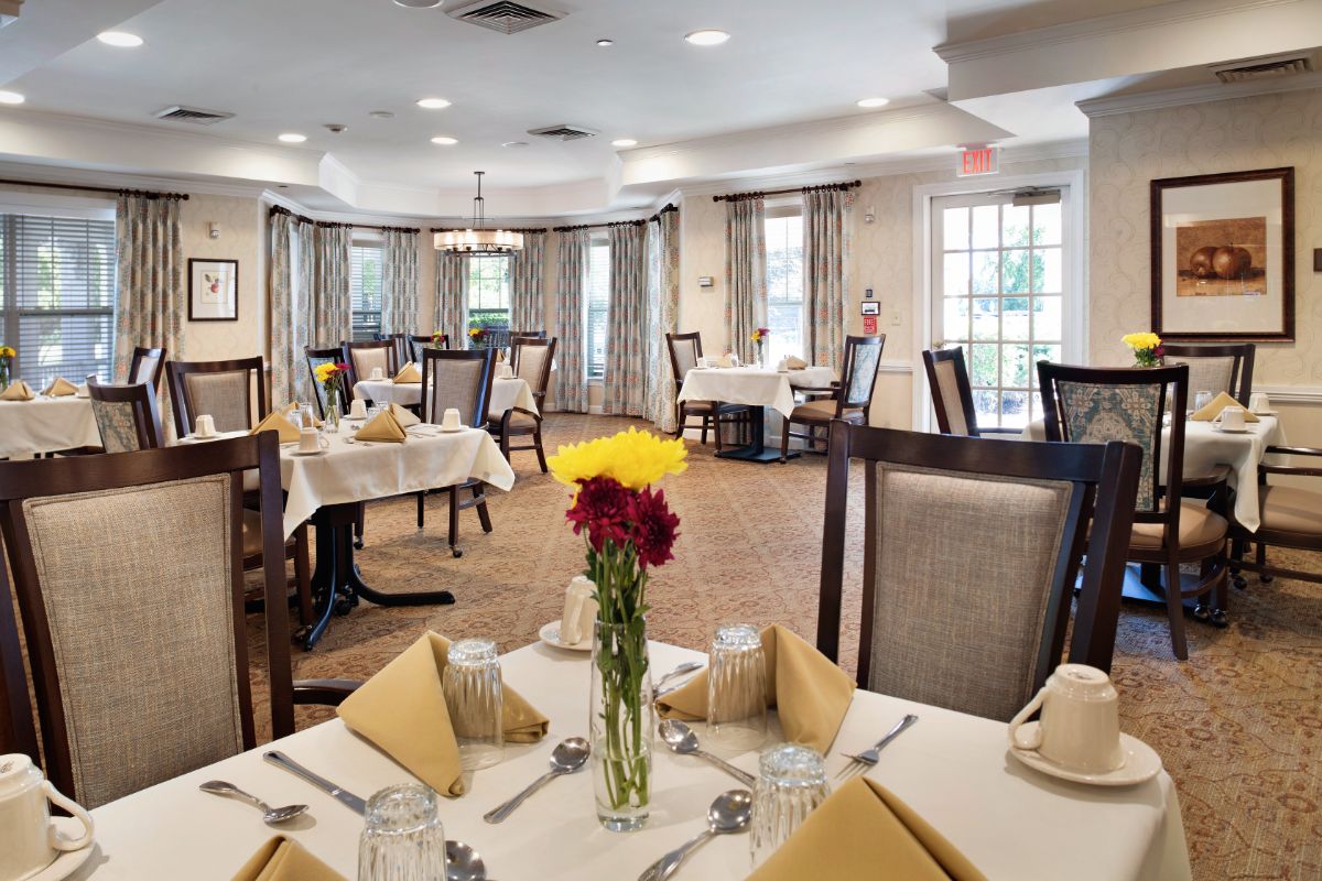 Sunrise of Willowbrook | Dining