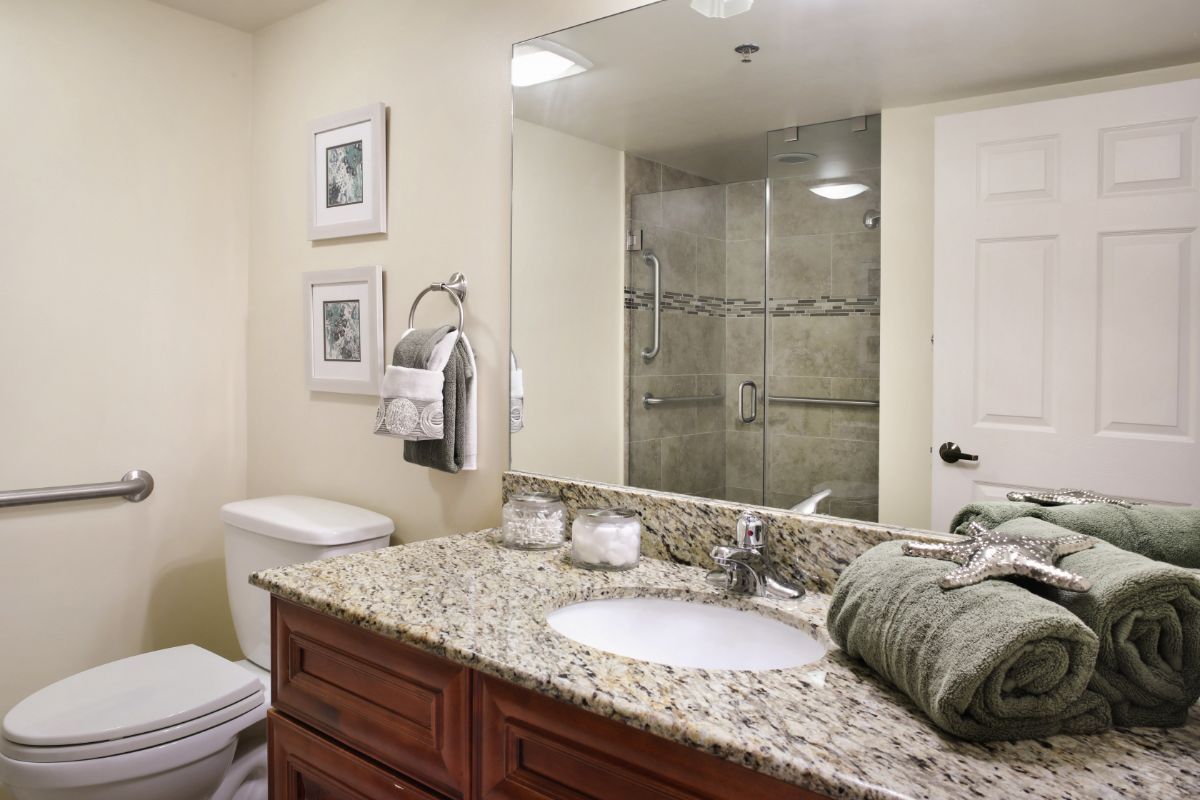 Stratford Court of Boca Pointe Suite Bathroom