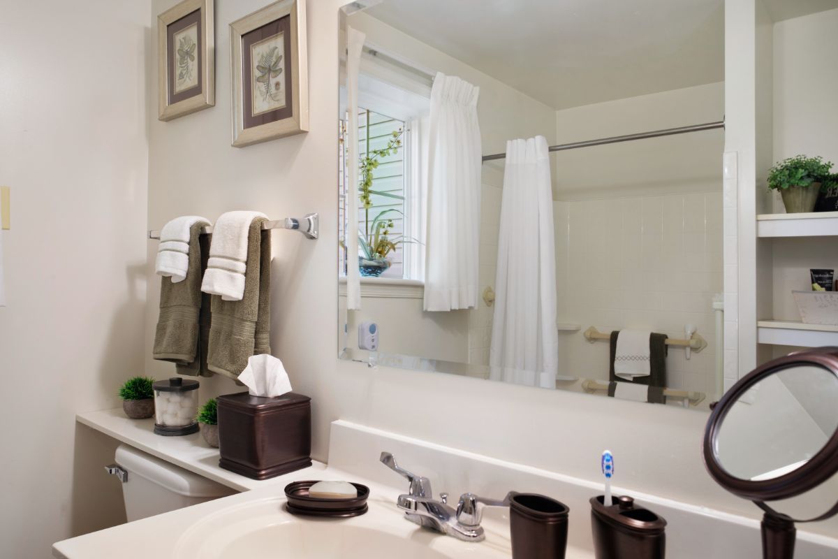 Sunrise of Willowbrook Suite Bathroom