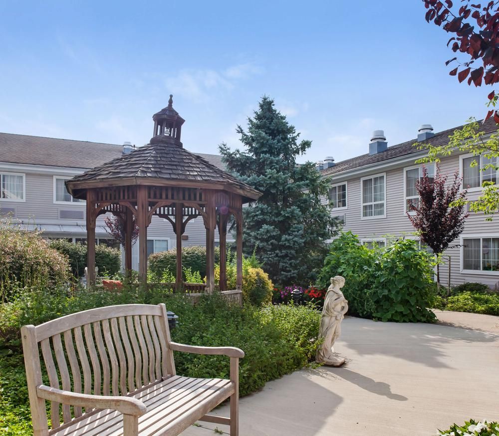 Brighton Gardens of Edison VAMS 2019, photoshoot, exterior, courtyard