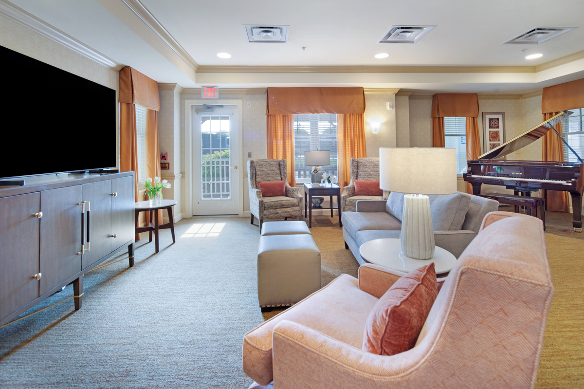 Living Room | Sunrise of Bloomfield Hills