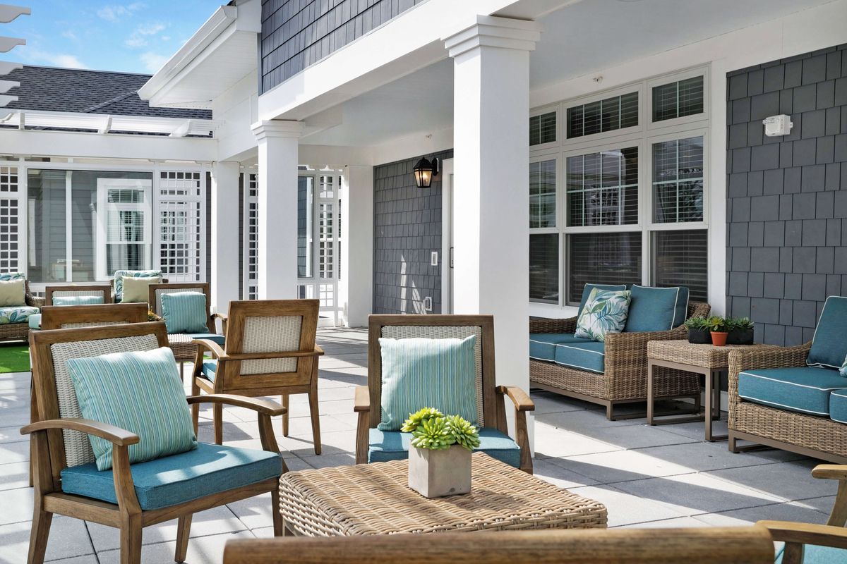 Sunrise of Huntington | Patio