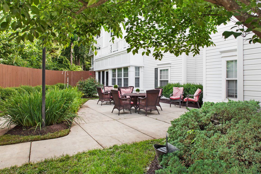 Brighton Gardens of Buckhead, GA Exterior Walkway