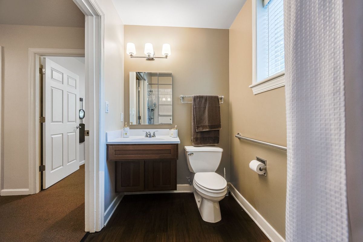 Sunrise of Old Tappan I model bathroom