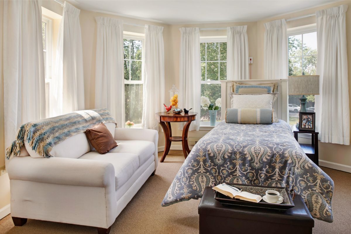 Sunrise of Flossmoor Suite Bedroom