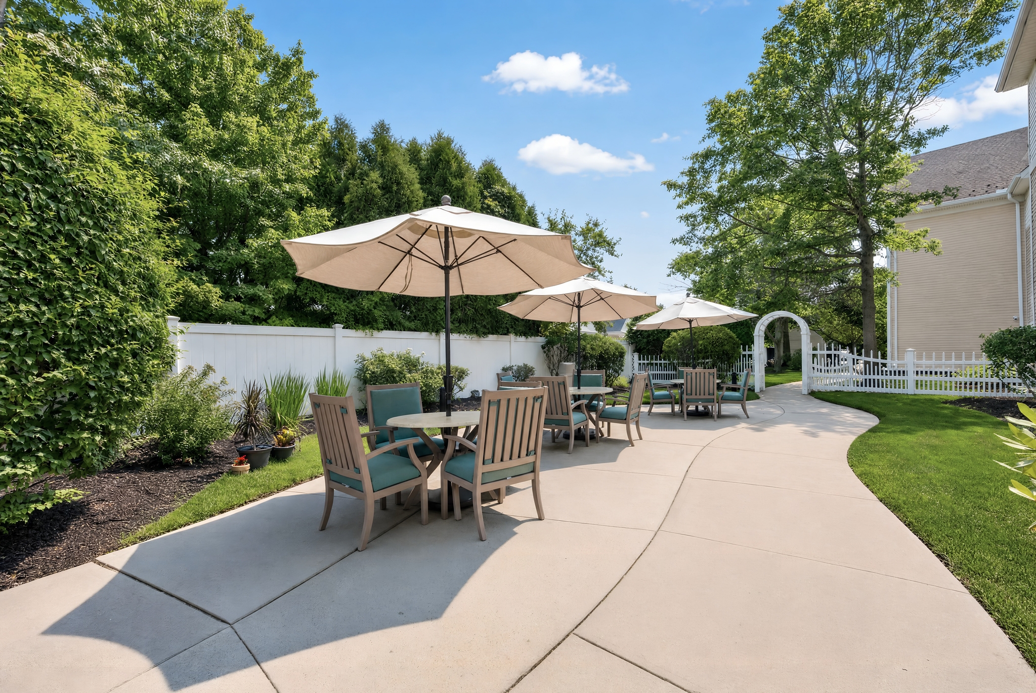 Outdoor Seating | Sunrise of West Babylon