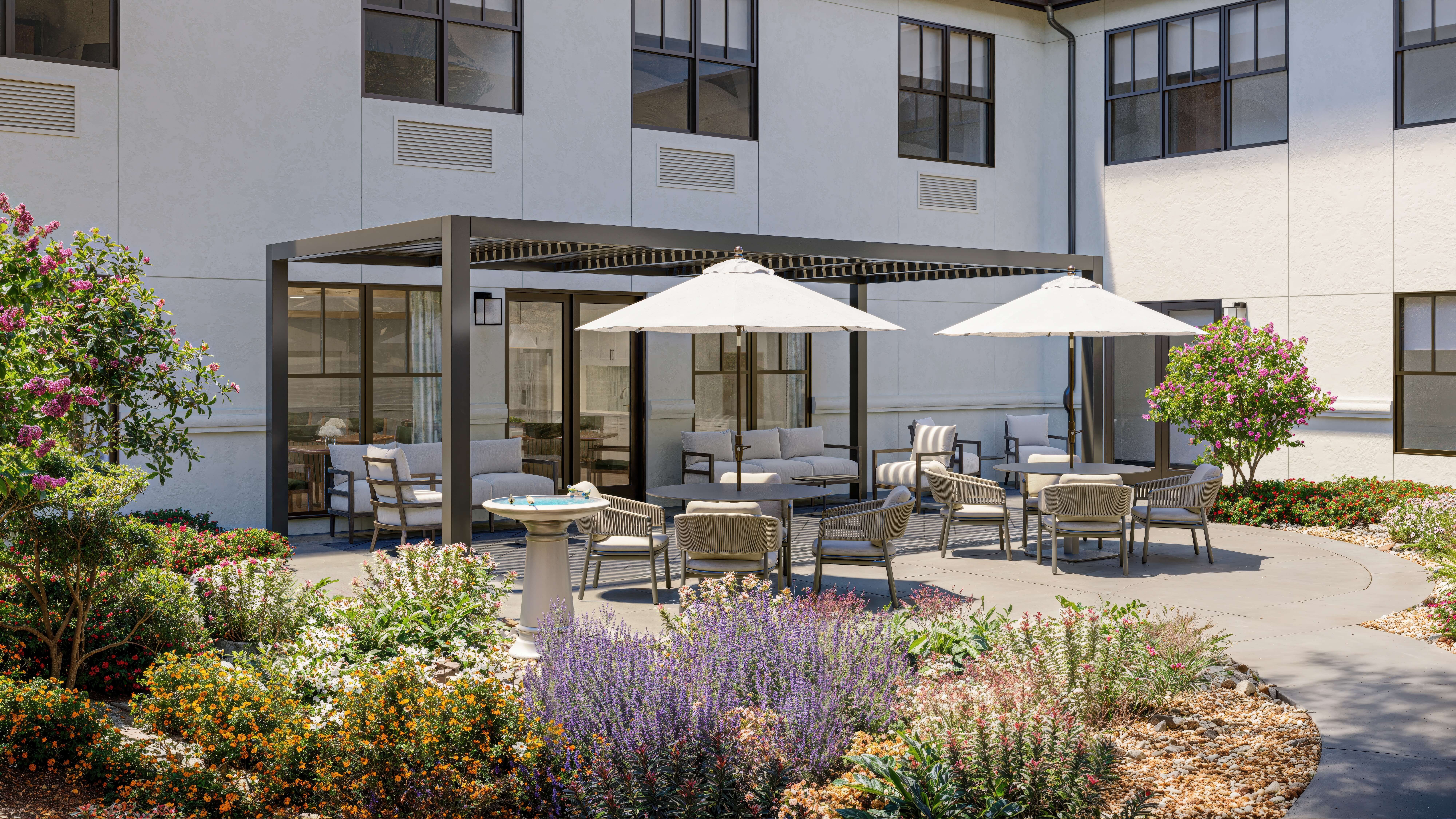 Memory Care Courtyard | Sunrise of Long Beach