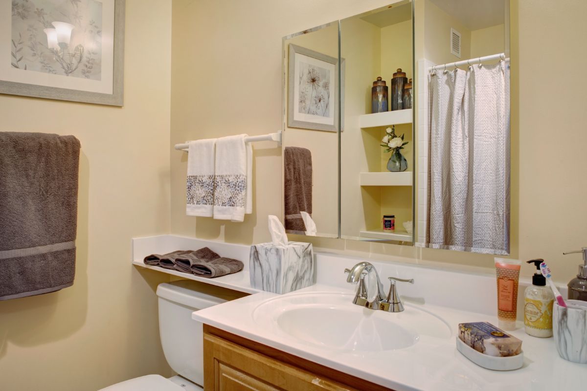 Sunrise of Highland Park Suite Bathroom