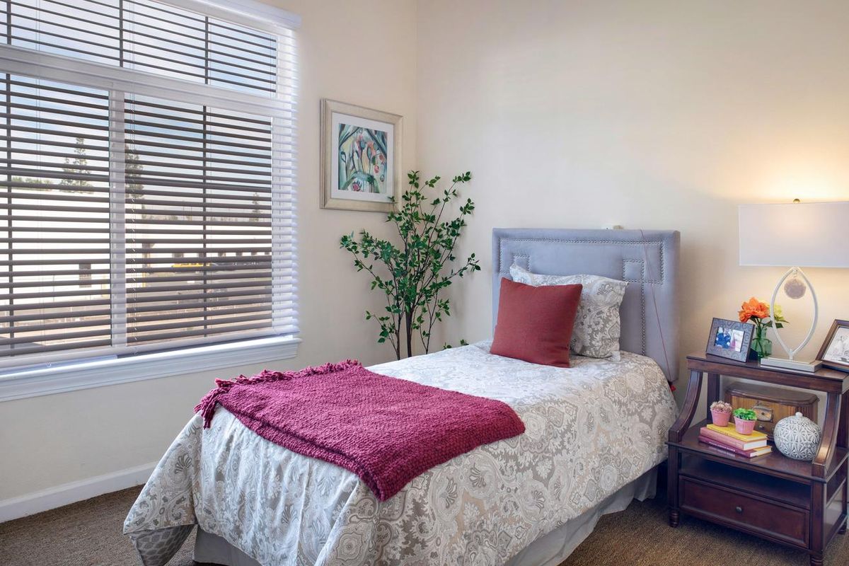 Sunrise of West Hills I model bedroom