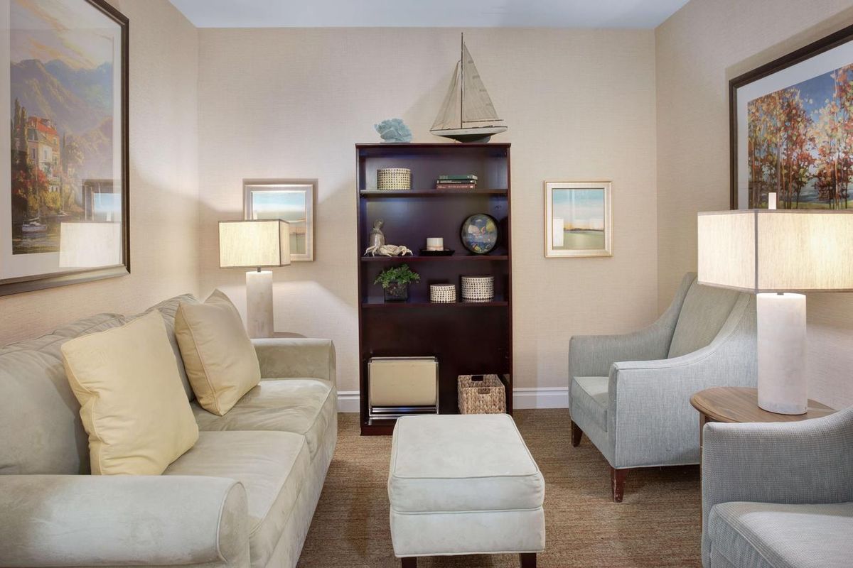 Sunrise of Burlingame I sitting area