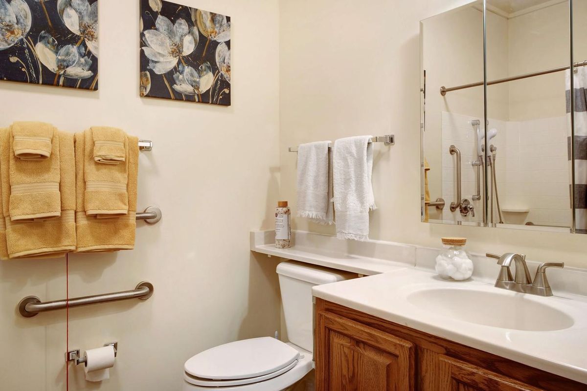 Sunrise of Westminster I model bathroom