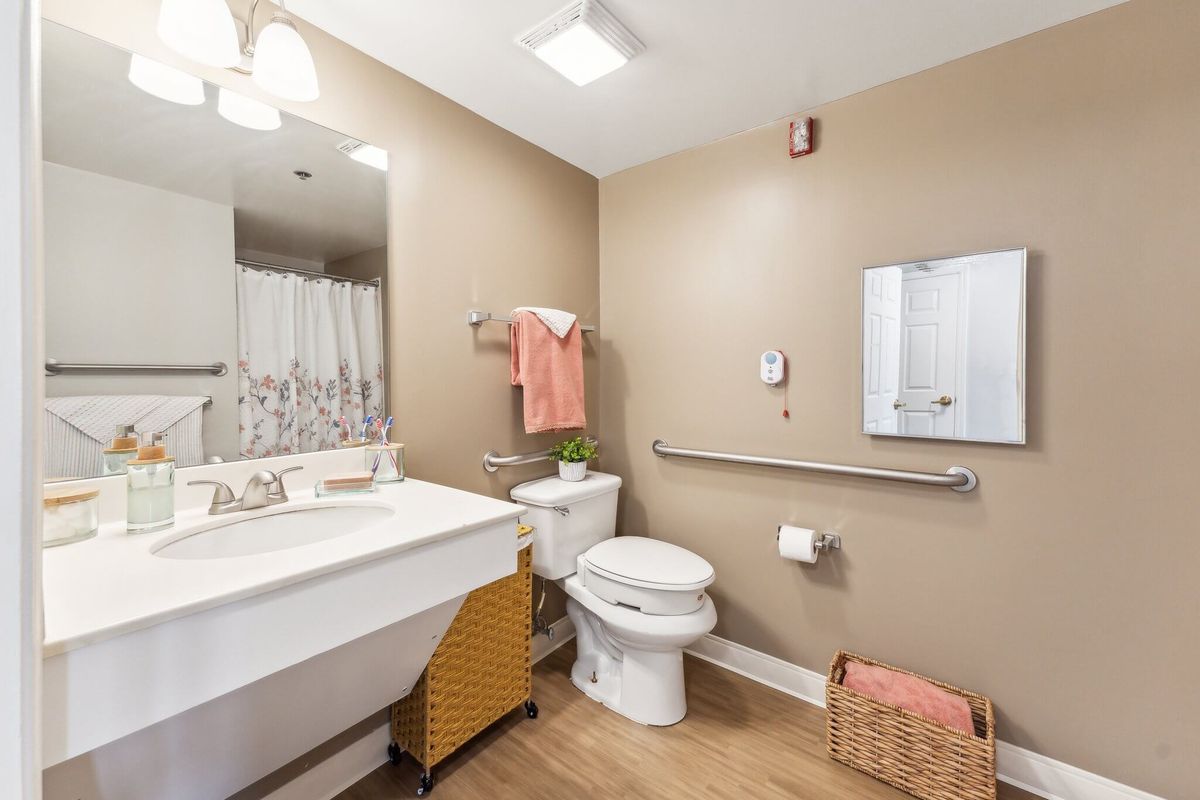 Suite Bathroom at Brighton Gardens of Raleigh