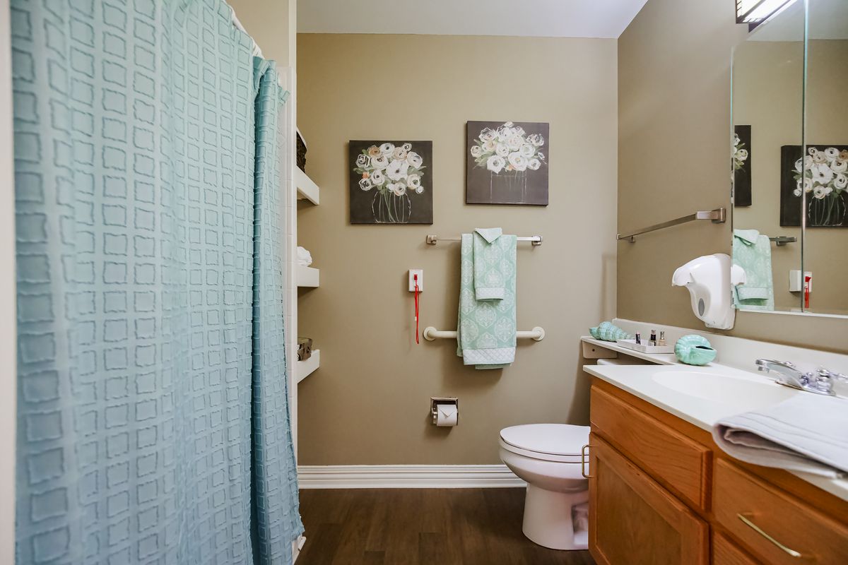 Sunrise of Lenexa Suite Bathroom