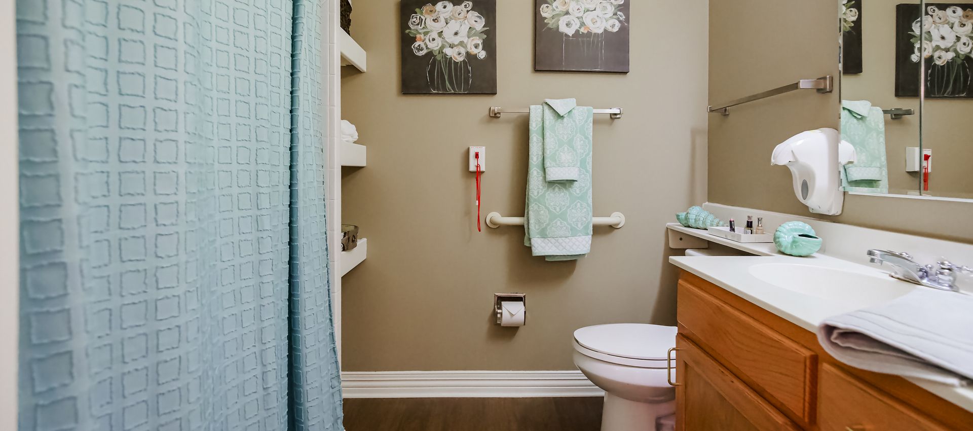 Sunrise of Lenexa Suite Bathroom