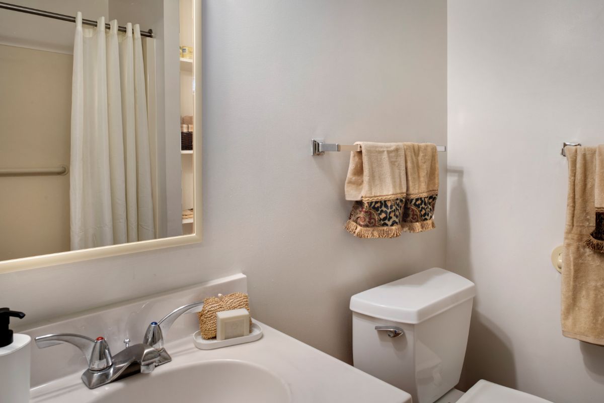 Sunrise of Rockville Suite Bathroom