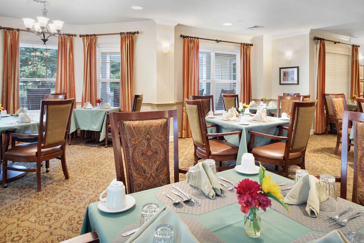 Sunrise of Wayne I dining room
