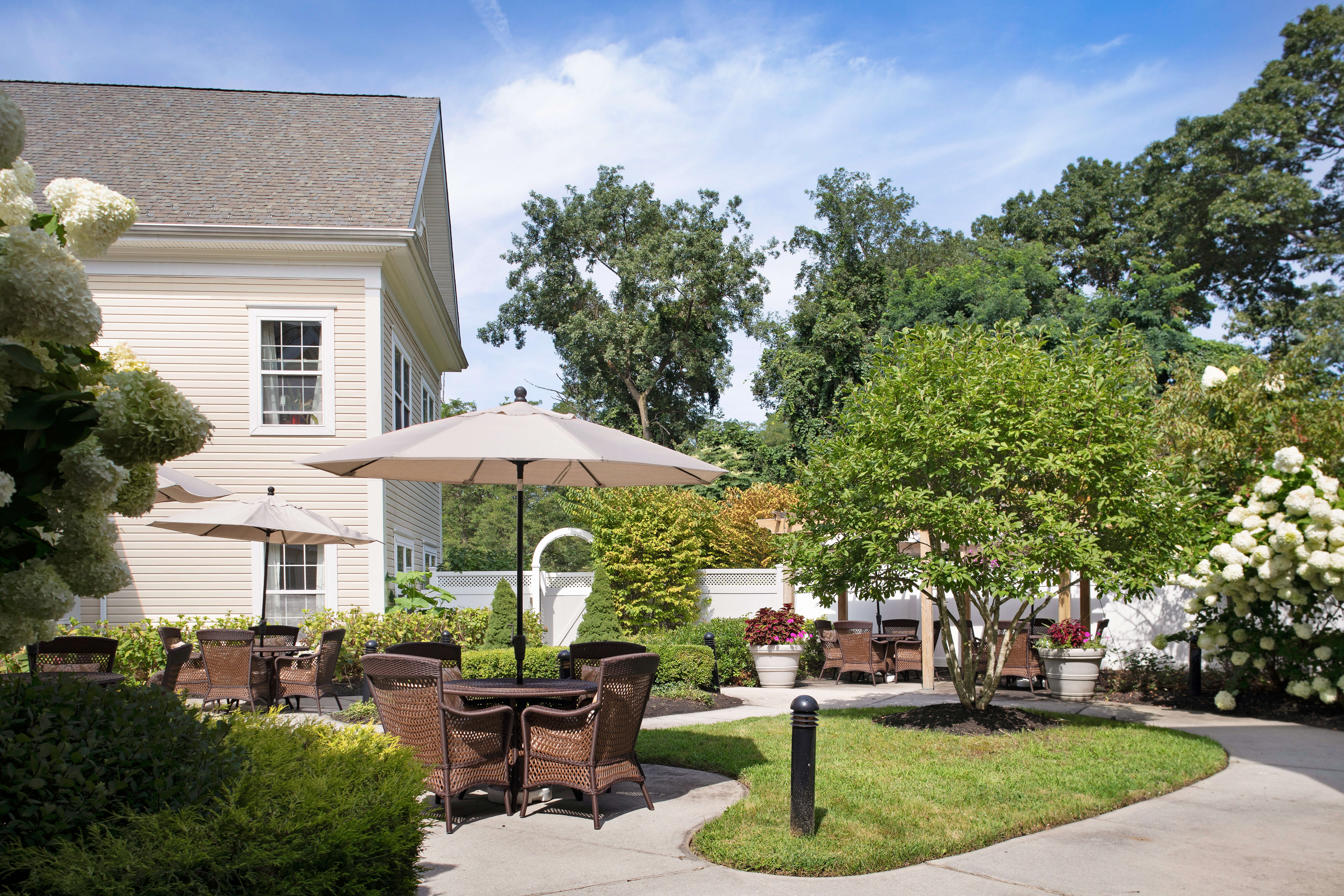 Outdoor Seating | Sunrise of East Setauket 