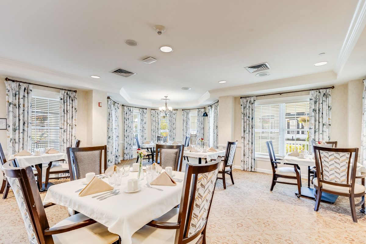 Sunrise of Smithtown Dining Room