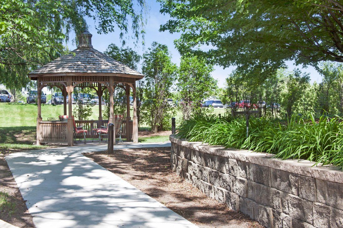 Sunrise of Park Ridge, IL Exterior Walking Path