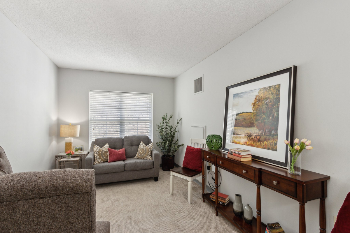 Model Living Room | Brighton Gardens of Dunwoody 