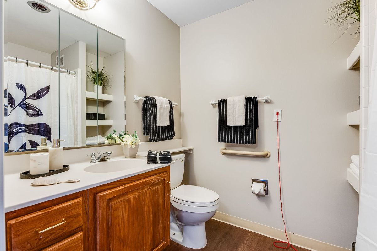 Sunrise of Lynnfield Suite Bathroom