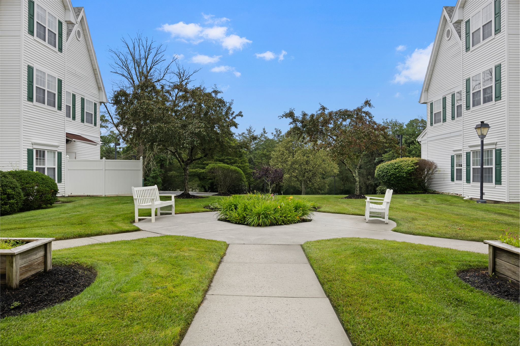 Brighton Gardens of Middletown | Courtyard