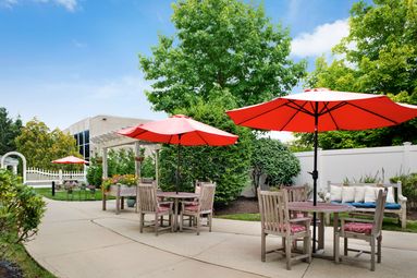 Outdoor Seating | Sunrise of West Babylon