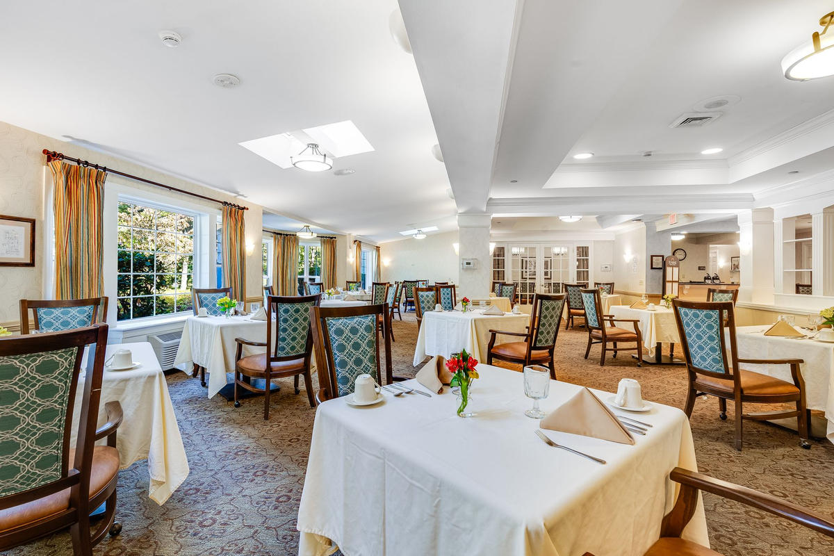 Sunrise of Lincroft, Dining Room