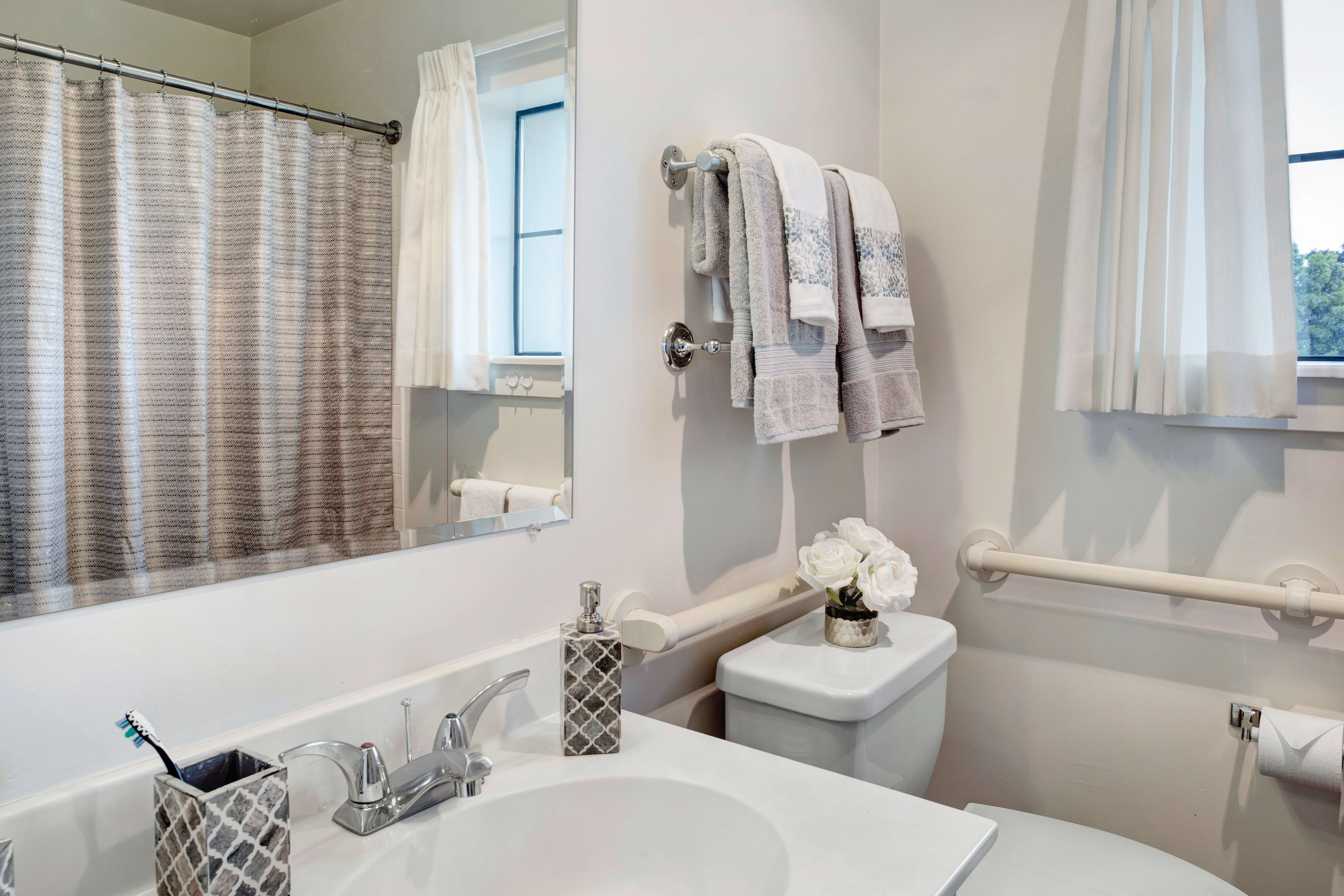 Sunrise of San Mateo | Model Suite Bathroom
