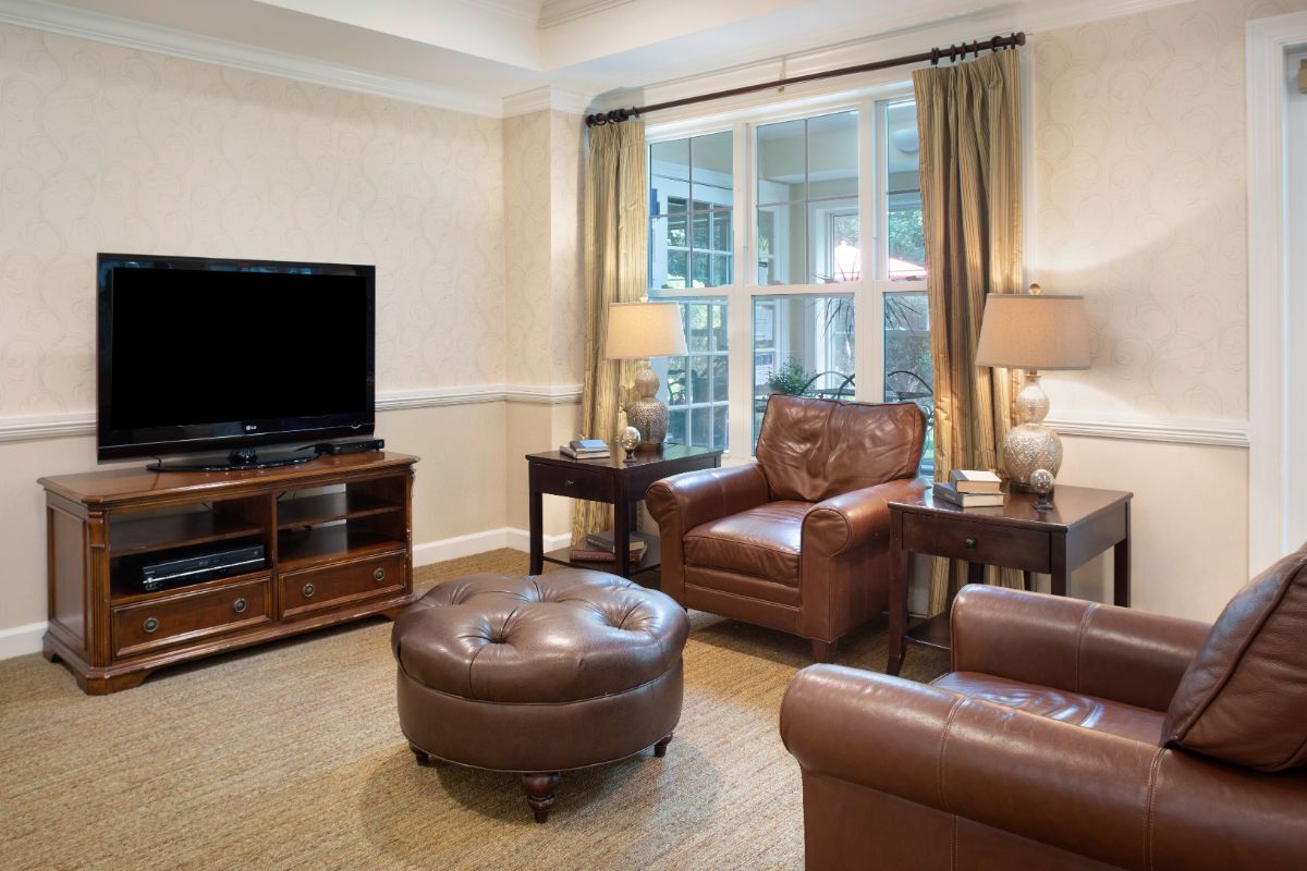 Sunrise of Arlington Sitting Room