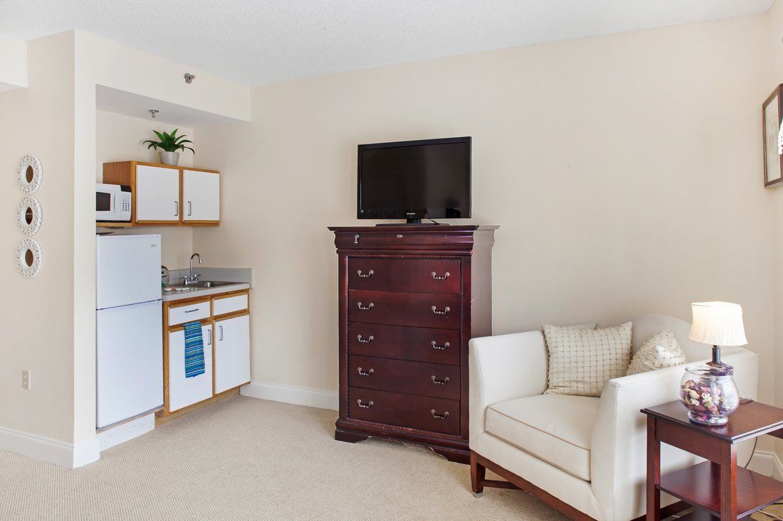 Brighton Gardens of Buckhead, GA Suite Living Room