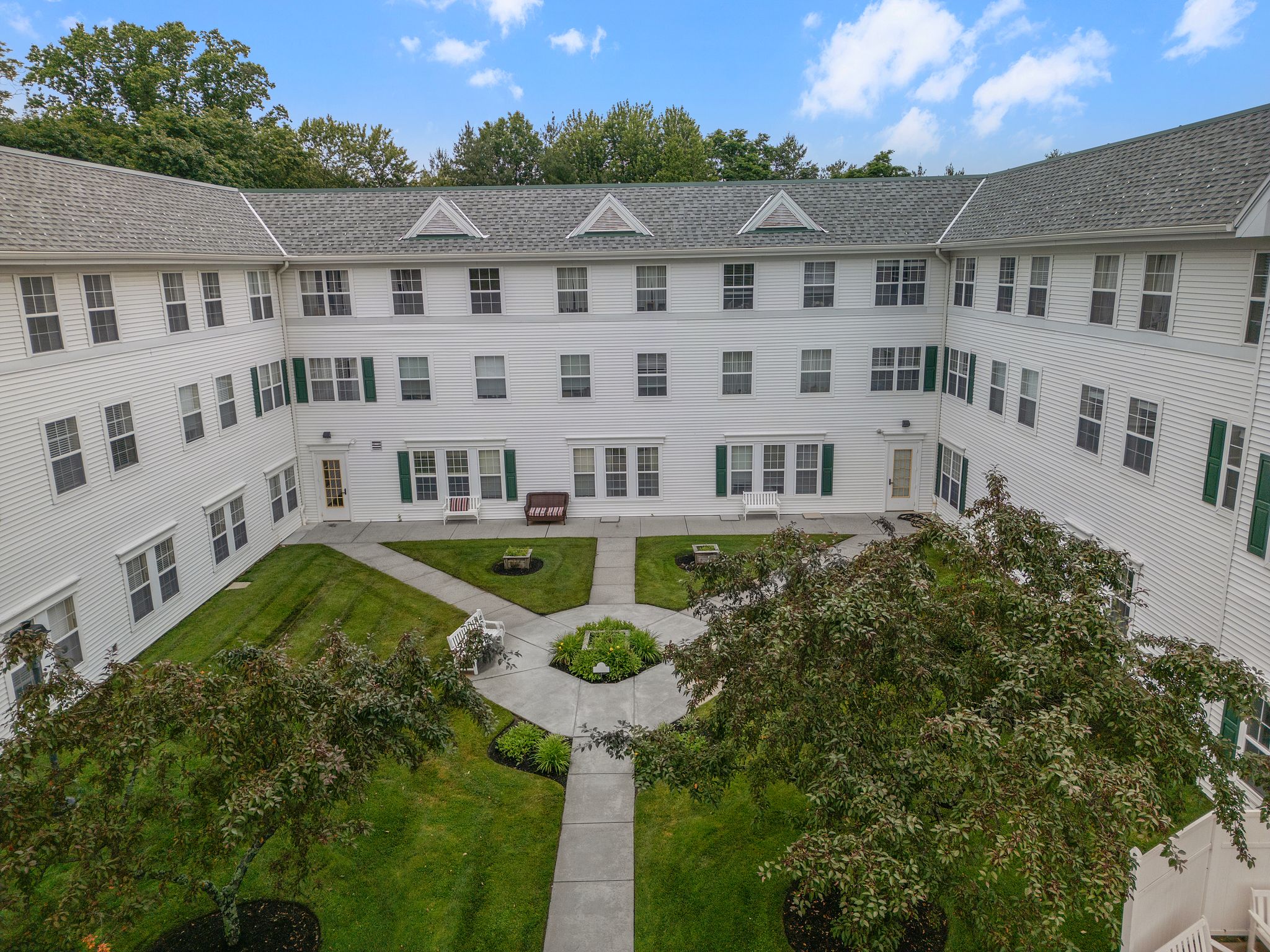 Brighton Gardens of Middletown | Courtyard