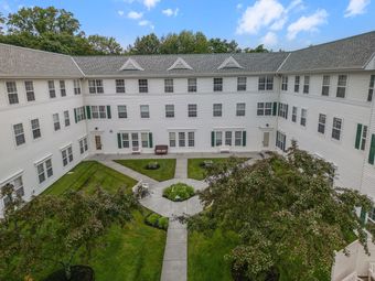 Brighton Gardens of Middletown | Courtyard