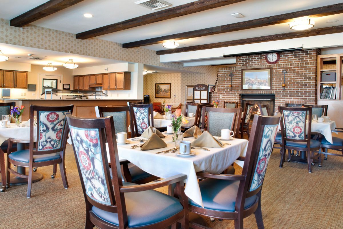 Sunrise at Canyon Crest Dining Room
