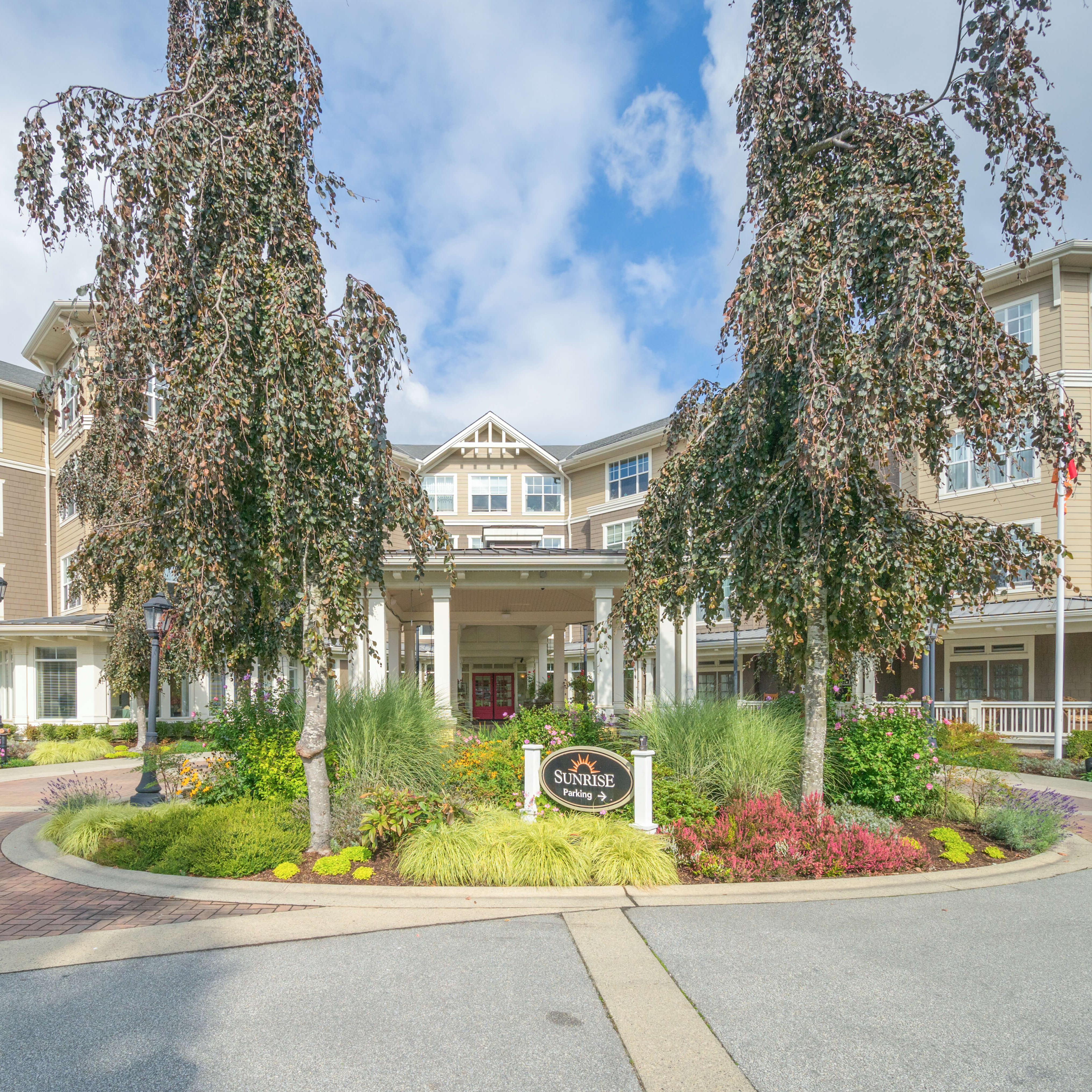 Feature.CommunitiesV2.Models.CommunityGallery.CommunityGalleryModel.Sunrise of Lynn Valley | Exterior