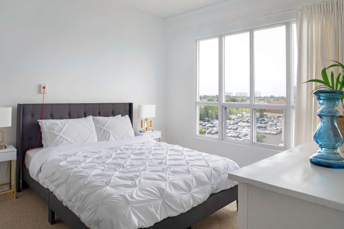 Sunrise of Thornhill | Model Suite Bedroom