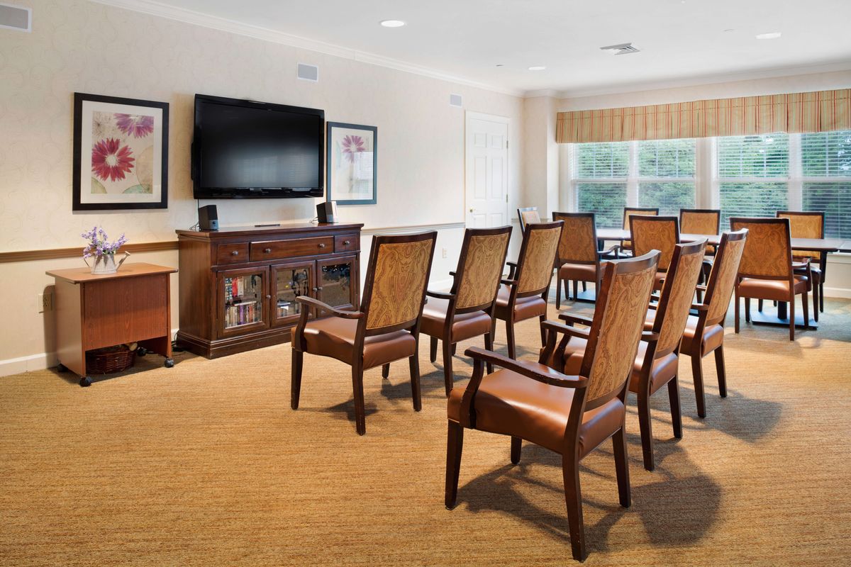 Sunrise of Wayne I tv room