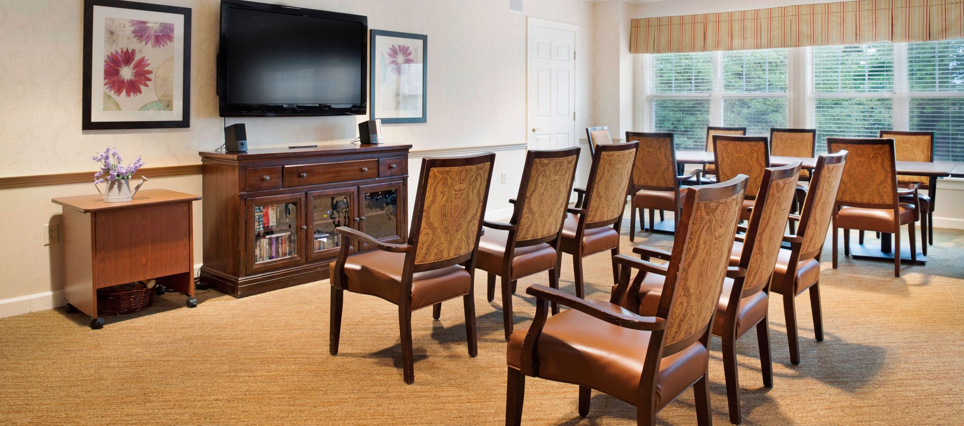 Sunrise of Wayne I tv room