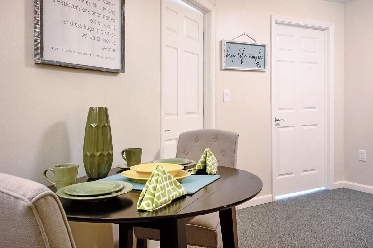 Sunrise of Crestwood I model dining