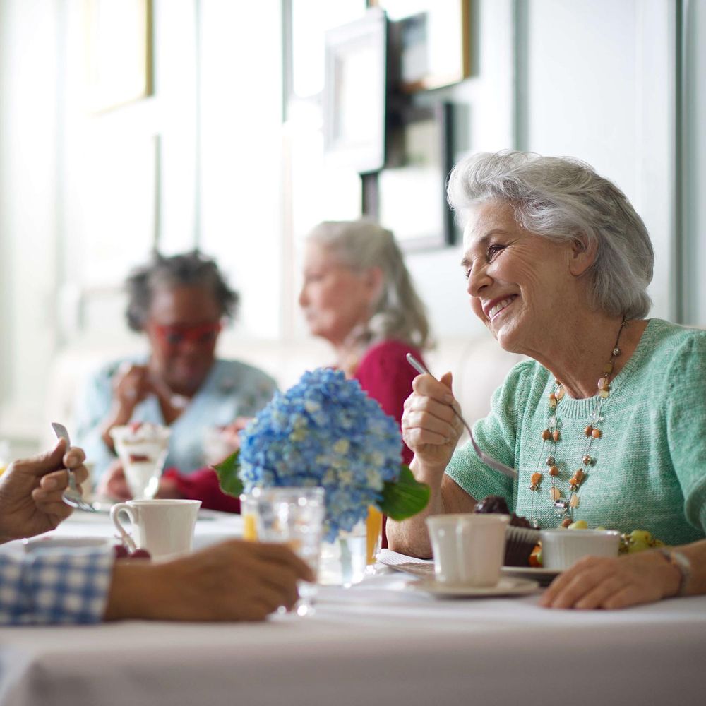 Residents eating breakfast