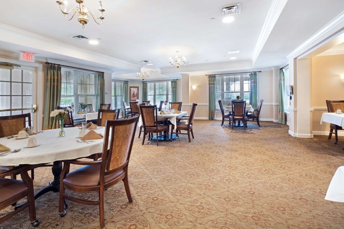 Sunrise of Dresher Dining Room