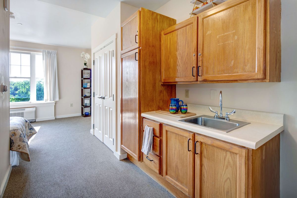 Sunrise of Hillcrest Suite Kitchenette