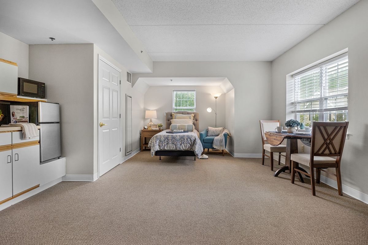 Brighton Gardens of Mountainside Suite Bedroom