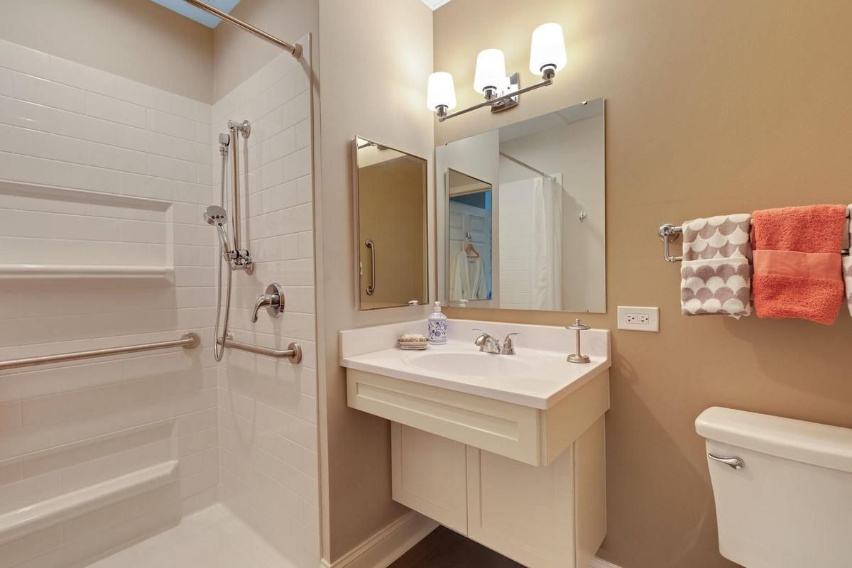 Brighton Gardens of Wheaton Suite Bathroom