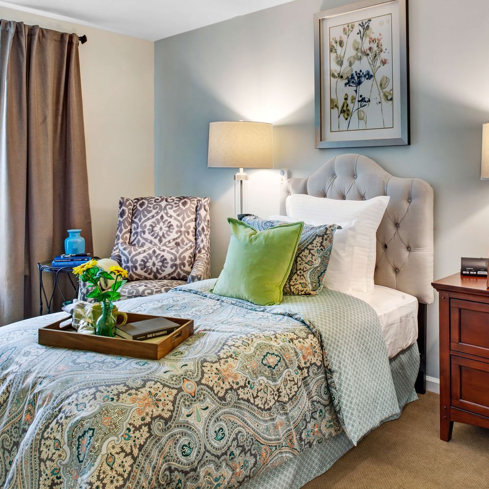 Sunrise of Smithtown | Suite Bedroom