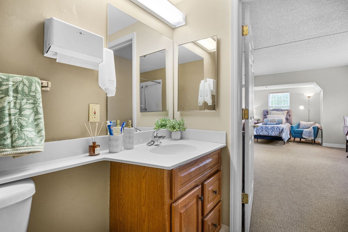 Brighton Gardens of Mountainside Suite Bathroom