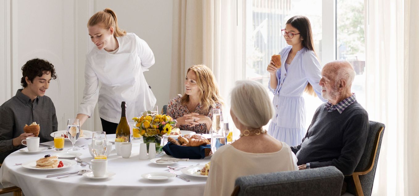 Residents Dining with their Family at The Apsley