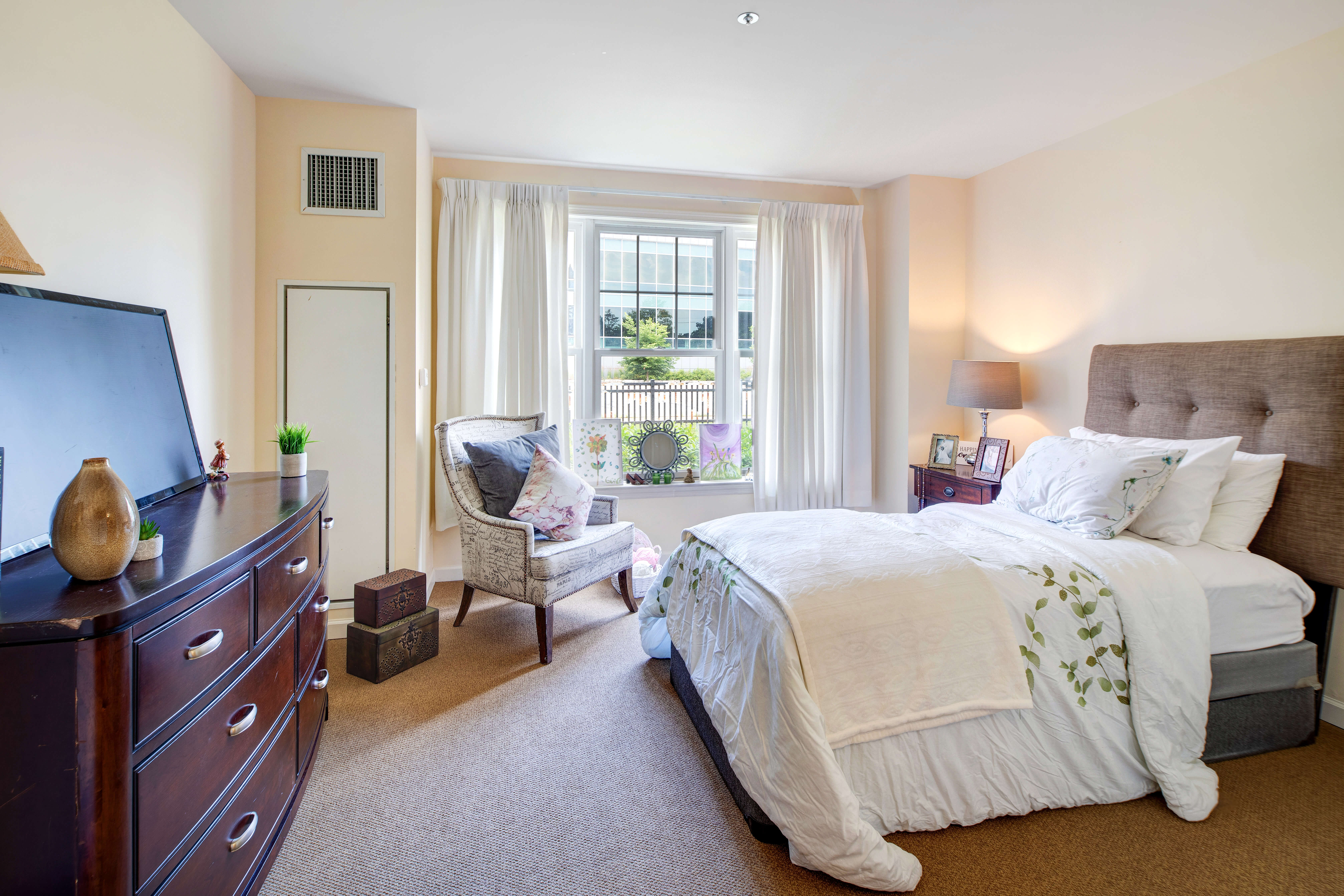 Sunrise of Oakville | Model Suite Bedroom